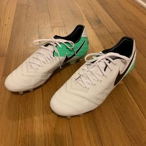Nike Soccer Cleats (men’s 9.5)
